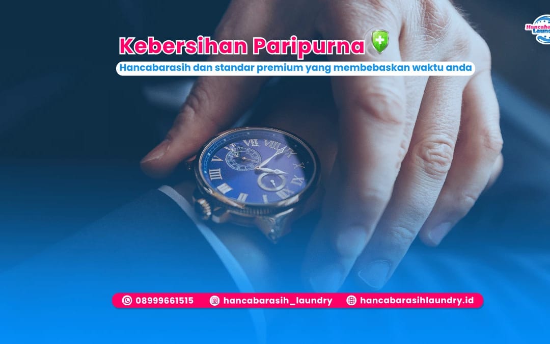 Pergelangan tangan dengan jam tangan sebagai simbol efisiensi waktu, menegaskan pentingnya memilih laundry terpercaya di Malang agar tidak membuang waktu menunggu cucian.