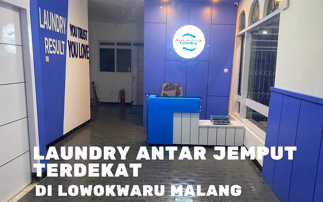 Interior Hancabarasih Laundry di Lowokwaru Malang dengan desain meja resepsionis biru dan logo brand di dinding panel biru, menampilkan layanan laundry profesional.